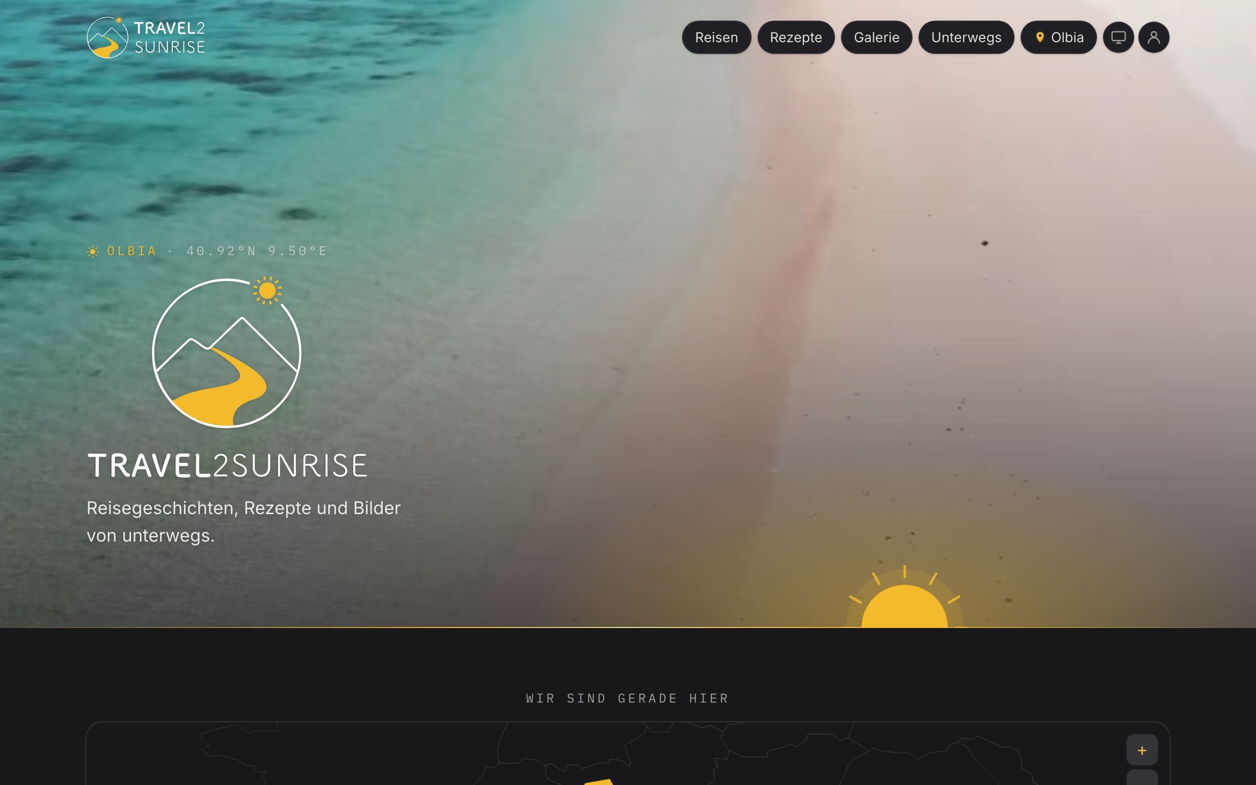 Die Startseite von travel2sunrise, ein Video einer Küste hinter dem Namen und dem aktuellen Halt.
