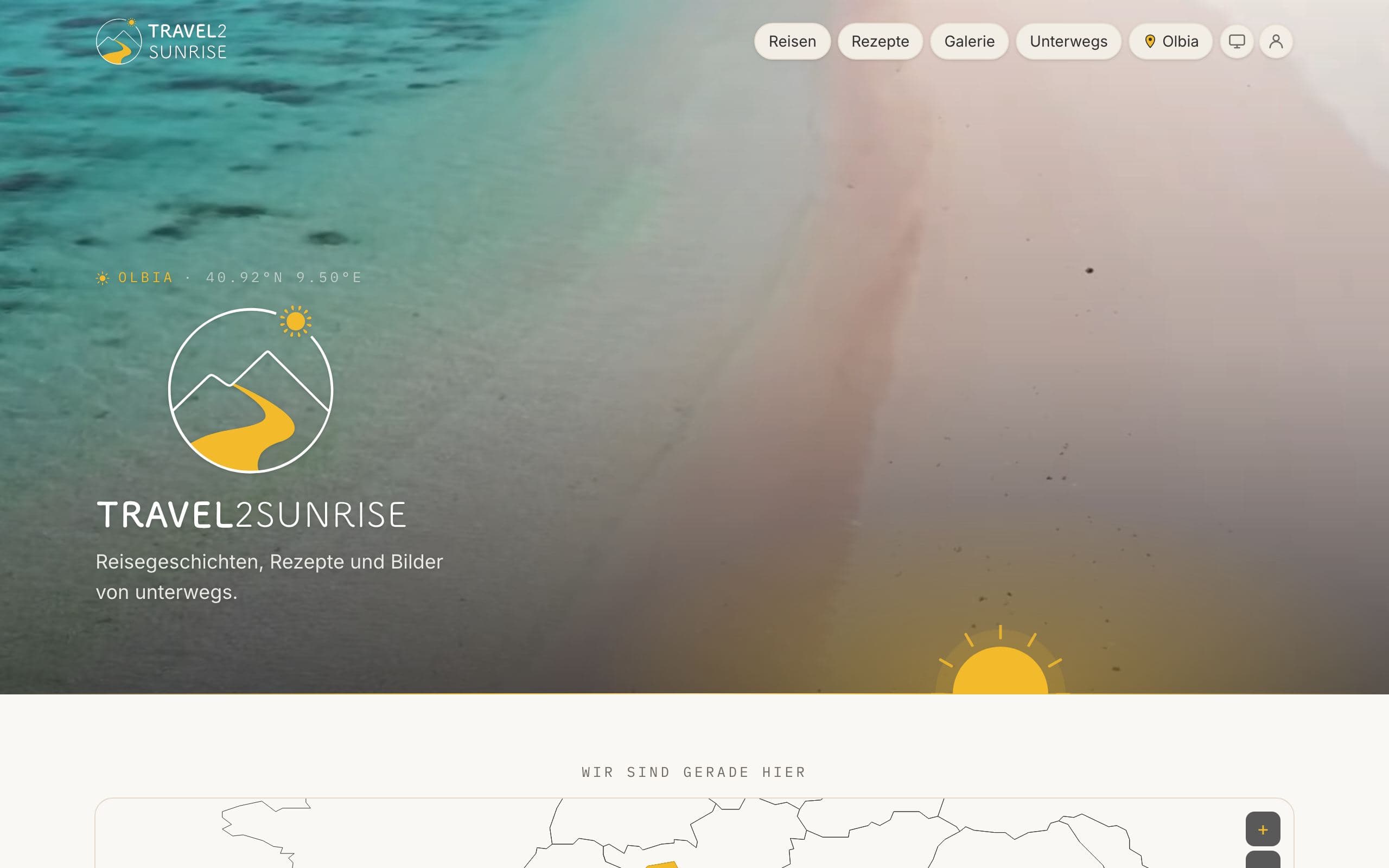 Die Startseite von travel2sunrise, ein Video einer Küste hinter dem Namen und dem aktuellen Halt.